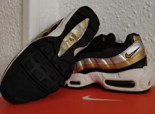 Nike Air Max 95 Negro y Dorado