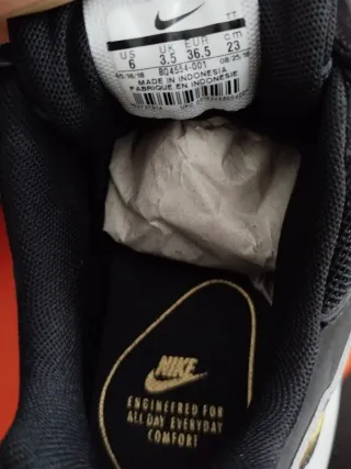 Nike Air Max 95 Negro y Dorado