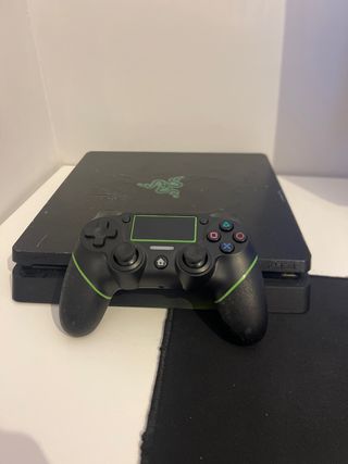 PS4 Slim Negra con Mando y Cables