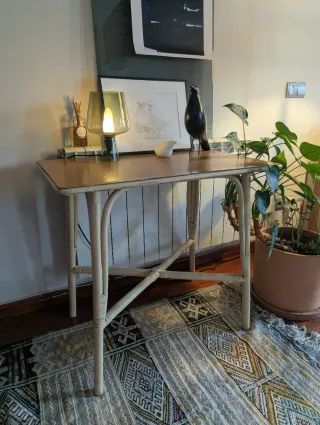 Mesa auxiliar vintage ratán y madera