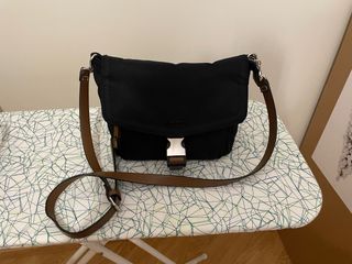 Bolso tela negro con correa marrón