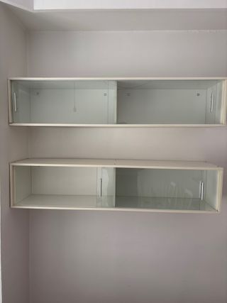 Armario de pared blanco y cristal