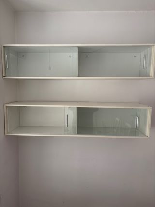Armario de pared blanco y cristal