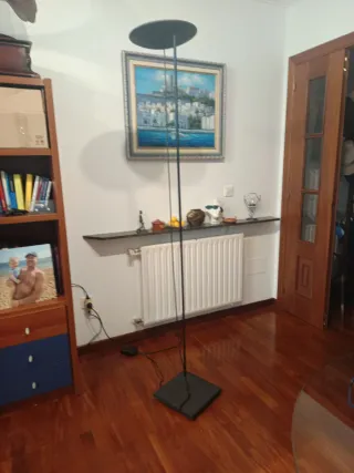 Lámpara de pie moderna negra