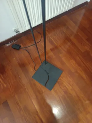 Lámpara de pie moderna negra