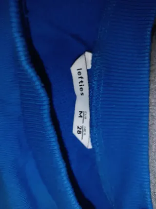 Sudadera azul con letras rojas 'Bubble'