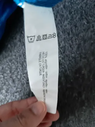 Sudadera azul con letras rojas 'Bubble'