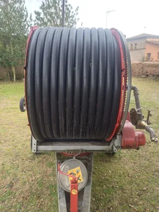 Carrete enrollador de manguera para riego