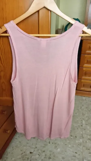 Camiseta rosa fluida cuello pico