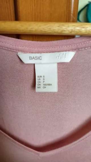 Camiseta rosa fluida cuello pico