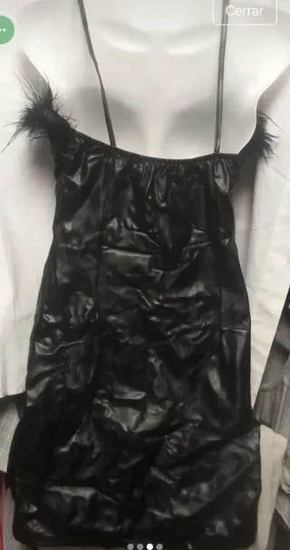 Vestido negro con plumas