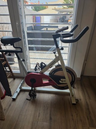 Máquina poleas, banco pesas, bicicleta y elíptica