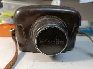 Cámara Minolta con funda de cuero