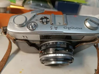 Cámara Minolta con funda de cuero