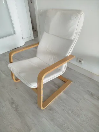 Sillón Ikea blanco y madera Con mesita de regalo
