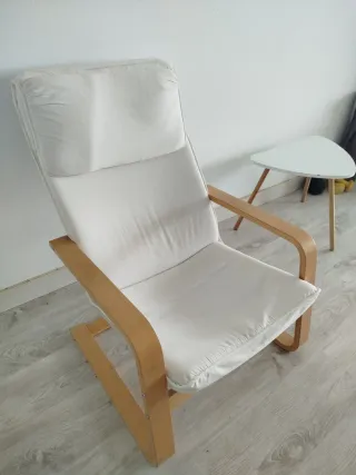 Sillón Ikea blanco y madera Con mesita de regalo