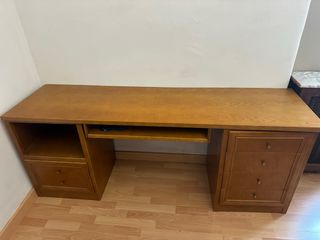 Escritorio de madera con cajoneras y silla
