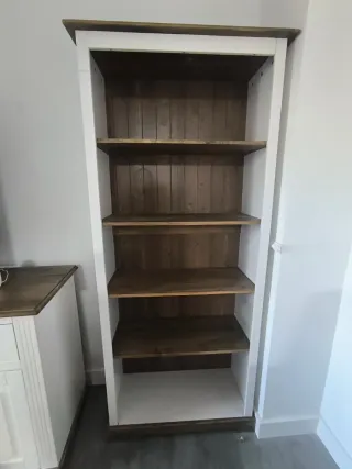 Estantería blanca y madera