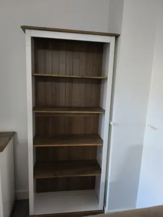 Estantería blanca y madera