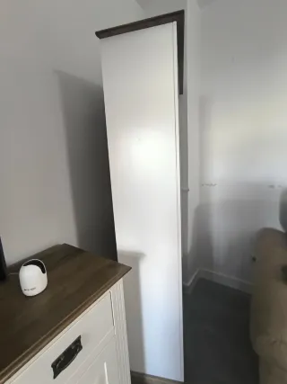 Estantería blanca y madera