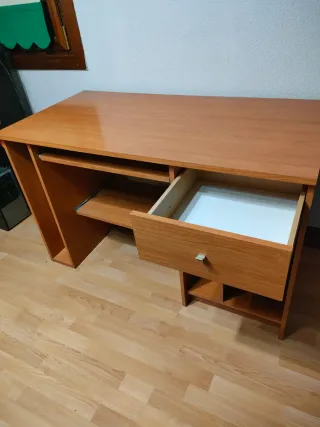 Mesa de ordenador de madera