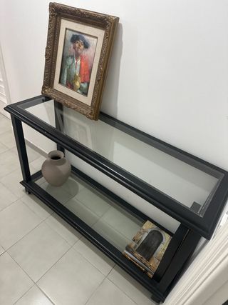 Consola negra y transparente