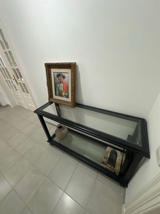 Consola negra y transparente