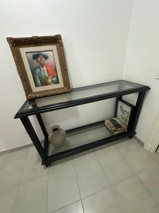 Consola negra y transparente