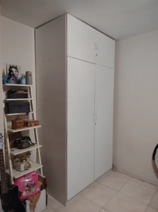 Armario blanco con altillo