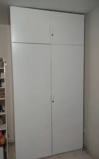 Armario blanco con altillo