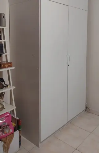 Armario blanco con altillo