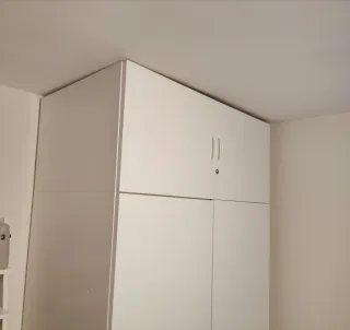 Armario blanco con altillo