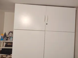 Armario blanco con altillo