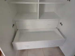 Armario blanco con altillo