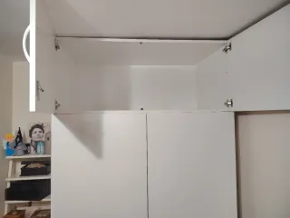 Armario blanco con altillo