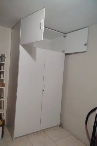 Armario blanco con altillo