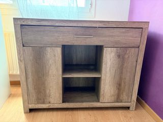 Cómoda de madera con cajón y puertas
