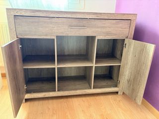 Cómoda de madera con cajón y puertas