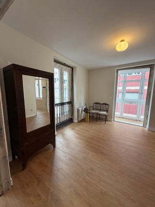 Armario antiguo de madera con espejo