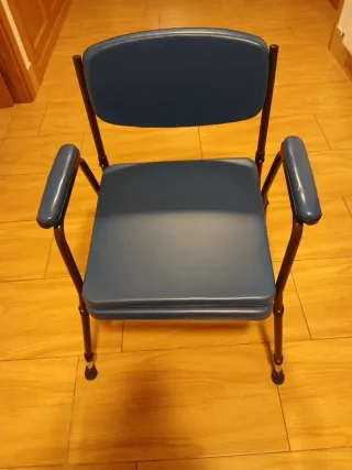Silla de baño azul y negra