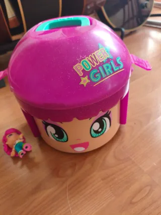 Cabeza Pinypon con 13 muñecas y 4 casitas