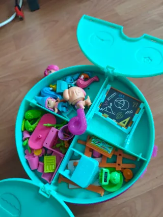 Cabeza Pinypon con 13 muñecas y 4 casitas