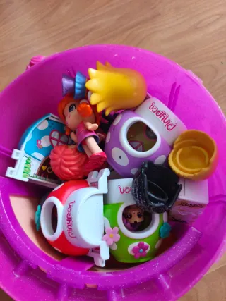 Cabeza Pinypon con 13 muñecas y 4 casitas