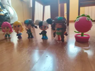 Cabeza Pinypon con 13 muñecas y 4 casitas