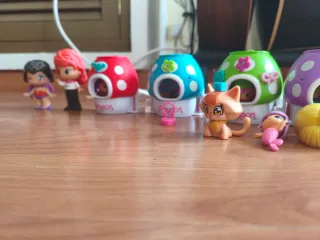 Cabeza Pinypon con 13 muñecas y 4 casitas