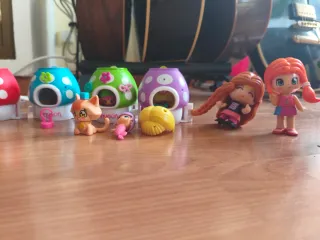 Cabeza Pinypon con 13 muñecas y 4 casitas
