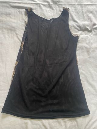 Top negro y dorado estilo Y2K