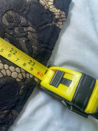 Top negro y dorado estilo Y2K