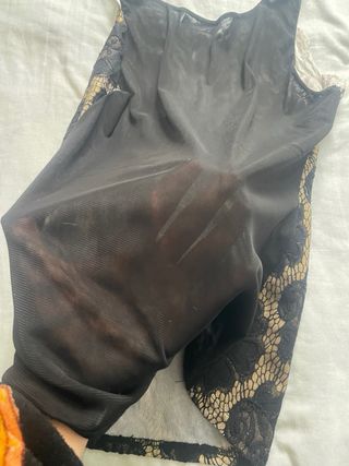 Top negro y dorado estilo Y2K