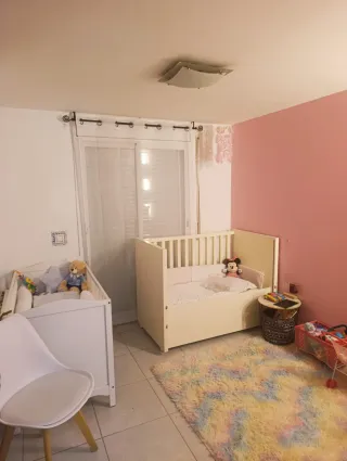 Cuna ,cama de bebé blanco como beix